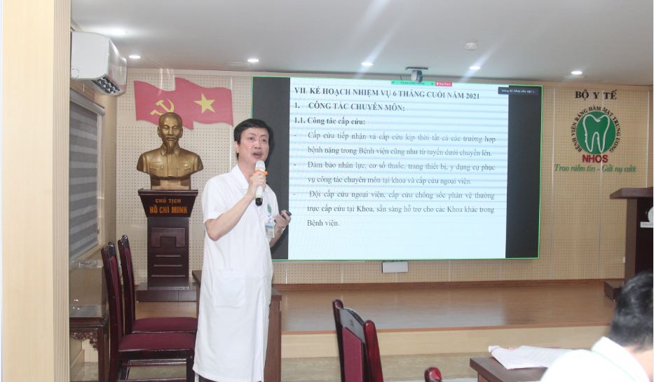 Lãnh đạo các Khoa, Phòng báo cáo tại hội nghị